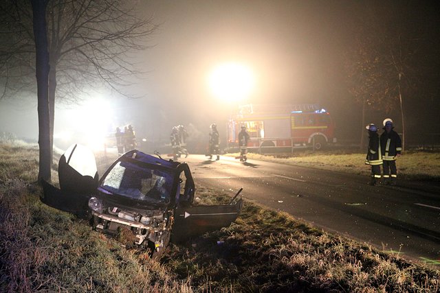 Schwer beschädigt blieb das Auto nach dem Unfall im Graben liegen.