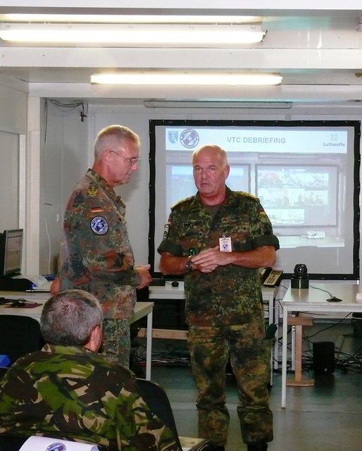 Das JFAC HQ ist einsatzbereit: General Wolf-Dieter Langheld (rechts) mit Generalleutnant Dieter Naskrent.