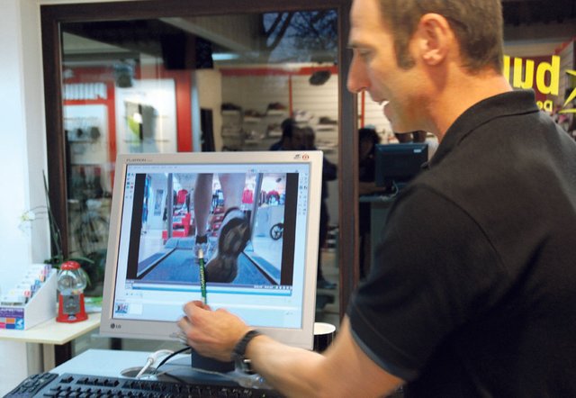 Anhand der gemachten Videoanalyse kann Marco van Beek dem Läufer erklären, was er richtig und was er falsch gemacht hat. Fotos: Jörg Terbrüggen