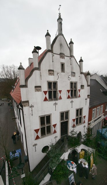 Das alte Rathaus in Anholt einmal aus einer ungewöhnlichen Perspektive gesehen. Foto: Helmut Heckmann