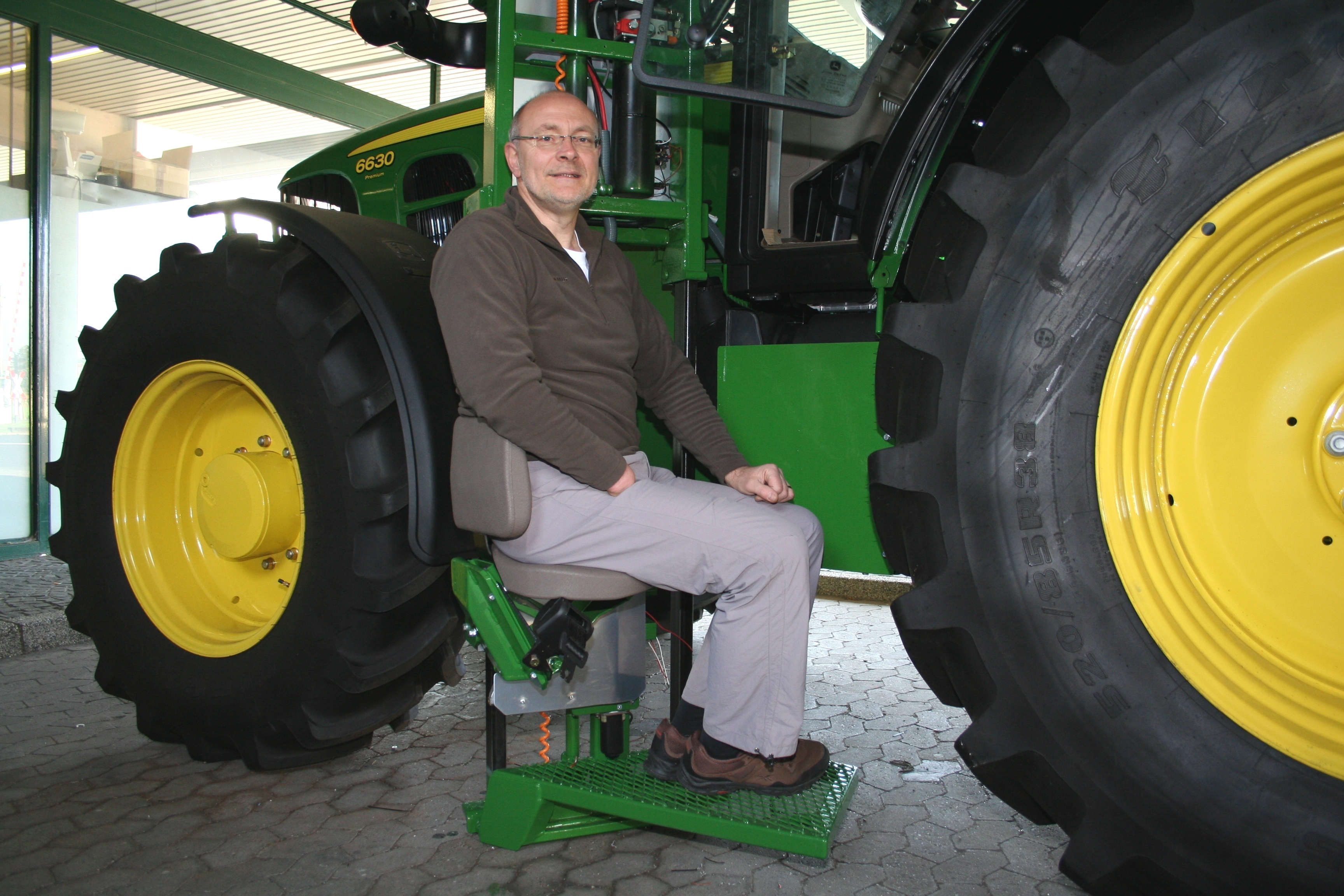 Wilhelm Költgen mit einem von ihm umgebauten Traktor.
