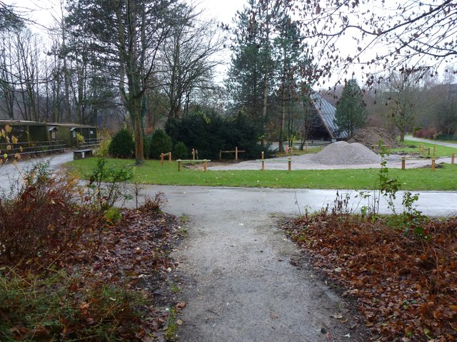 Der Neubau am 2.12.2011 der neuen Vogelvoliere im Freizeitzentum Biebertal Lendringsen, links die alte Vogelvoliere.