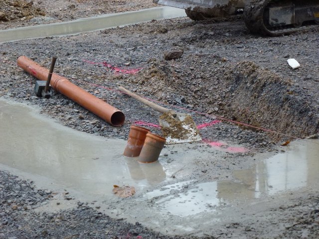 Der Neubau am 7.12.2011 der neuen Vogelvoliere im Freizeitzentum Biebertal Lendringsen. Stromanschluß und Kanal.
