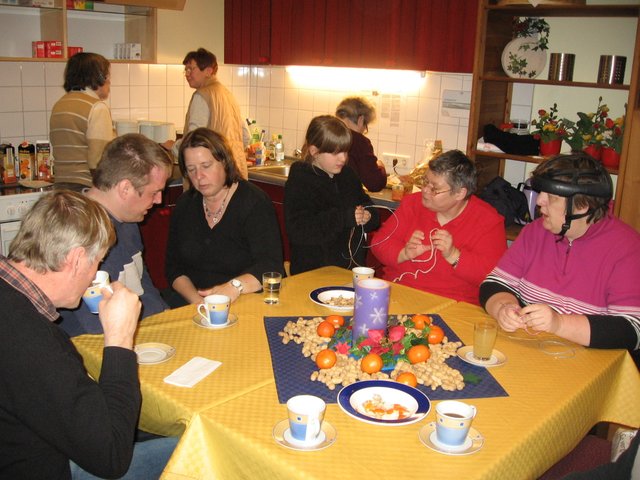 Gemütlicher Tagesausklang mit Nüsse knacken, Kaffee trinken, Mandarinen schälen, guten Gesprächen und auch mal richtig lachen.