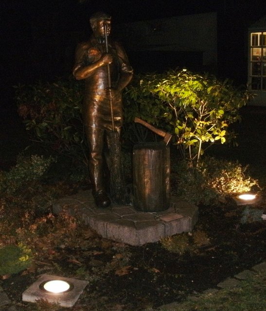 Dank einer Spende von Rewe Kramer und der kostenlosen Hilfe vom Abschleppdienst Hermann (Inh. Groß) steht der Besenbinder wieder an seinem angestammten Platz.