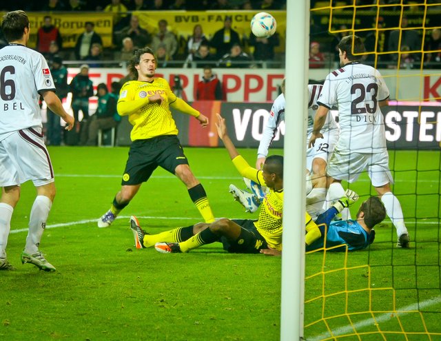 Mischung aus Pech und Unvermögen - der Ball wollte auch bei Mats Hummels nicht ins Tor. Foto: Schütze