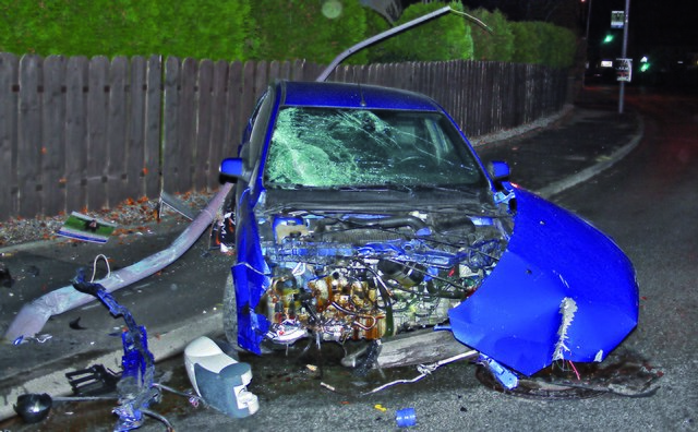 Zwei schwere Unfälle gab es Mitte November auf dem Verkehrsring. Der Fahrer dieses aufgemotzten Ford Focus verlor die Kontrolle über sein Fahrzeug und krachte auf dem Käthe-Kollwitz-Ring gegen eine Straßenlaterne.