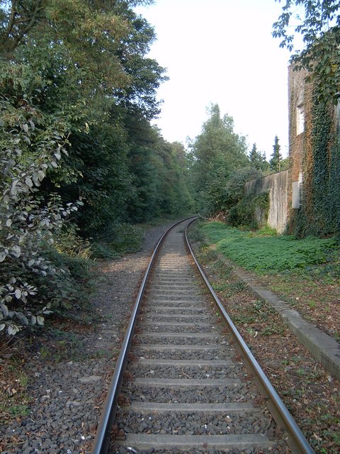 Fährt demnächst nicht nur (k)ein Zug nach "Nirgendwo", sondern auch kein Bus mehr? Das Bild entstand auf einer Fahrt mit dem "Teckel" 2006 auf der alten Talbahnstrecke Hagen - Ennepetal in Gevelsberg. Zumindest in den Sommermonaten fährt hier wieder ein Schienenbus als Touristenattraktion von Herdecke nach Ennepetal ...