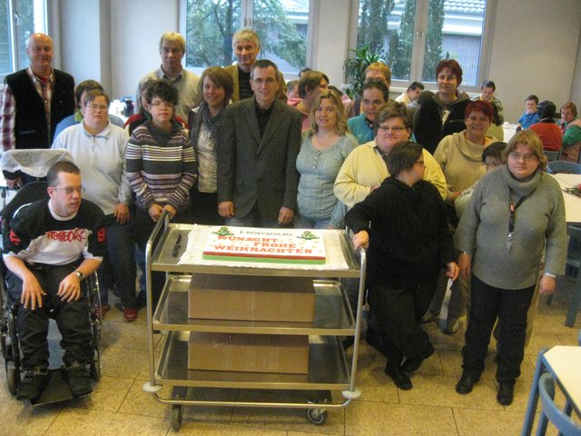 Große Freude herrschte bei den Mitarbeiter/innen der WFB Langenfeld über das „süße Dankeschön“.