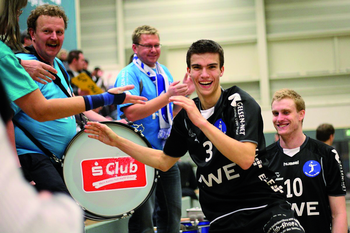 Lennart Bevers und Benjamin Bell freuen sich mit den Fans. Foto: Tom Schulte