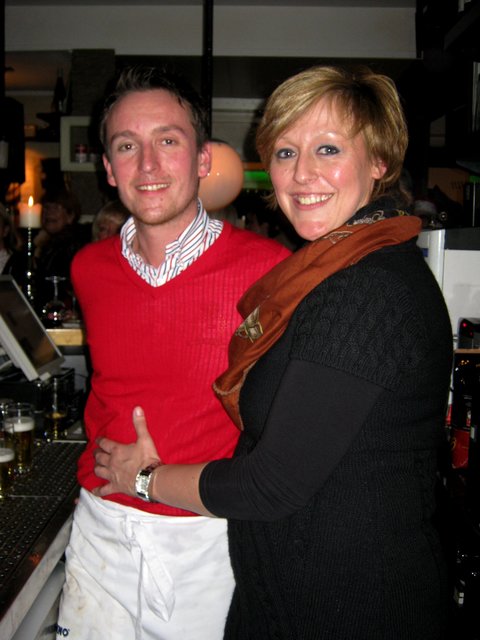 Der Jedermann-Wirt Christian Hirschmann mit seiner Lebensgefährtin Andrea Goer genießen das Jazz-Event mit Rod Mason