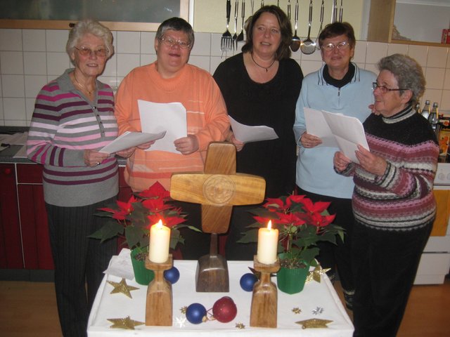 Sie gestalteten die Adventsandacht der Teestube. Von links:
Ilse Hörhammer, Anne Hörhammer, Ilona Becker, Agnes Reiz, Irmgard Schneider.