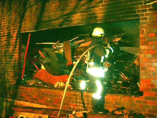 Für die Feuerwehrbeamten war es schwierig den Brand zu löschen. Sie konnten nicht ins Innere, da das Haus komplett zugemüllt war,