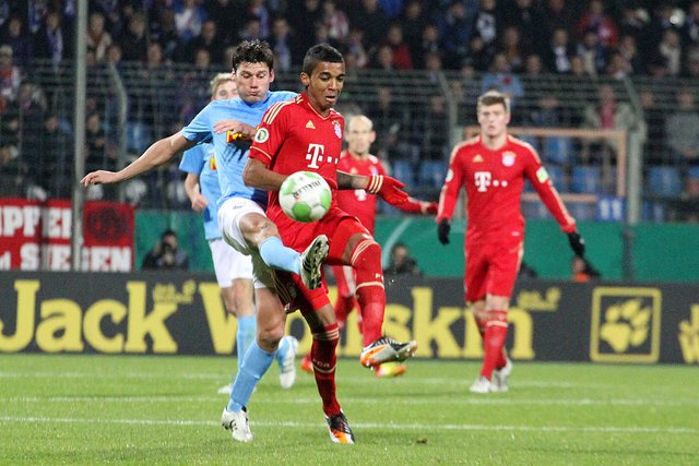 VfL-Torschütze Giovanni Federico im Zweikampf mit dem zur Halbzeit ausgewechselten Luiz Gustavo. | Foto: Molatta