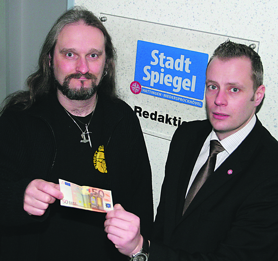 Das Foto zeigt Gewinner Jörg Wollenberg mit STADTSPIEGEL-Objektleiter Stefan-Heußner. Foto: Römer
