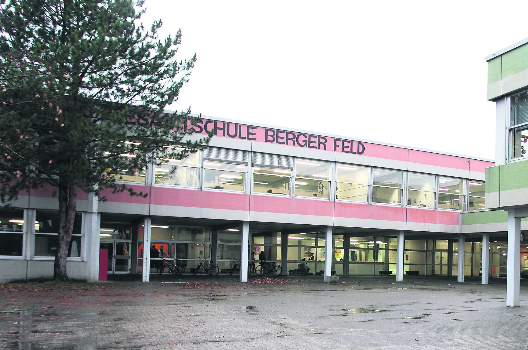 Nach dem Titel „Eliteschule des Fußballs“ verliehen vom DFB darf sich die Gesamtschule Berger Feld nun auch NRW-Sportschule nennen. Foto: Gerd Kaemper