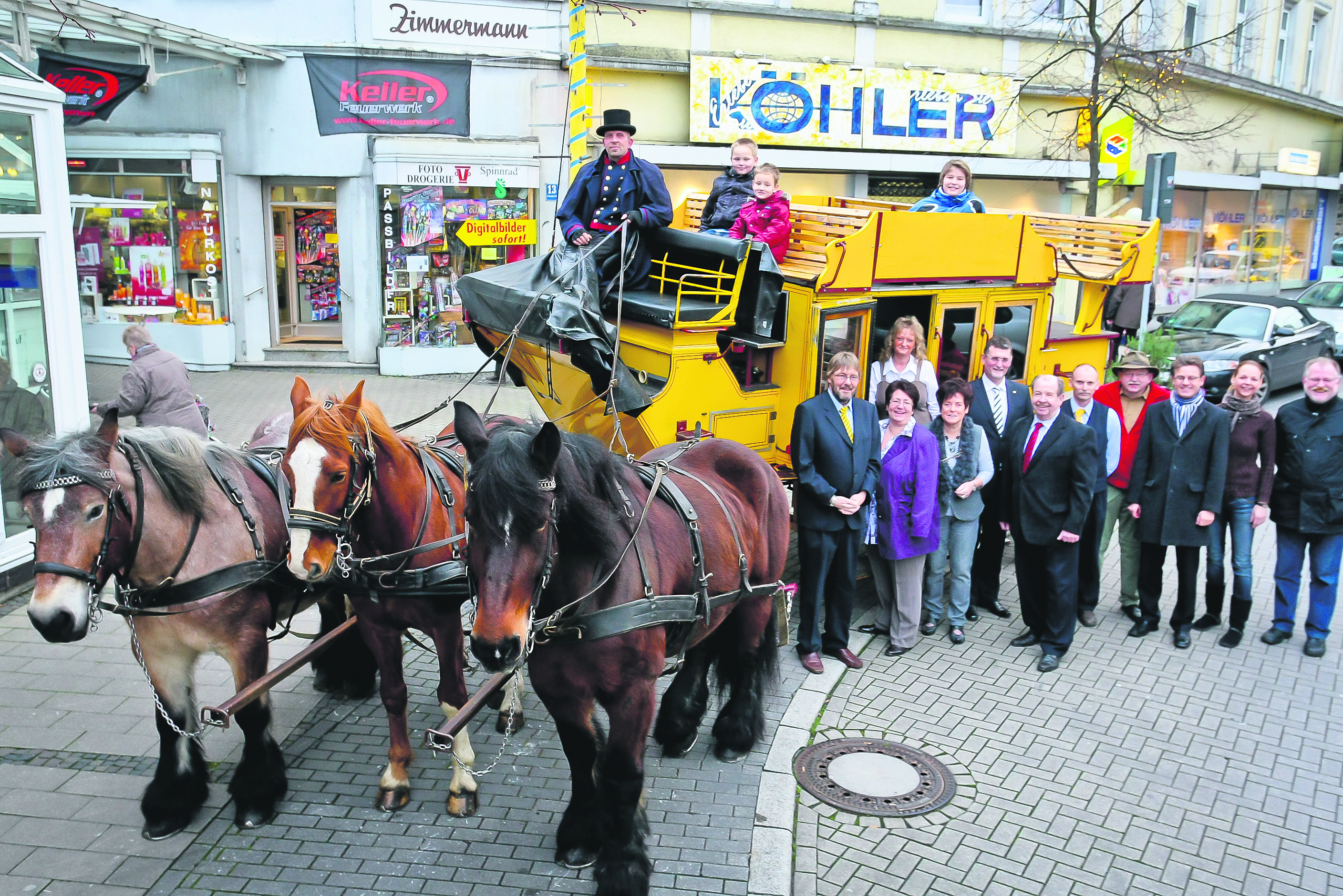 Zwar kam nicht die „Christel von der Post“ aber eine alte Postkutsche zur Neueröffnung an der Limbecker Straße.