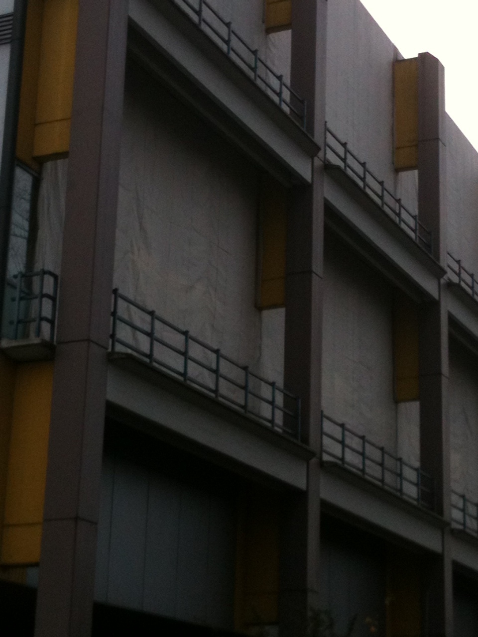 Die Tierversuchsanstalt der Uni Düsseldorf (Gebäude 22.22) - man erfährt fast nichts darüber auf der Uni-Homepage. Die Fenster sind abgehängt, das Gebäude weiträumig mit einem Bauzaun abgeriegelt...