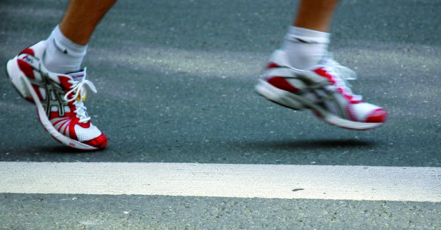 Serie: Fit durch den Winter des Kettwig Kurier und des Lauftreff Kettwig: Laufen macht Spaß. Damit der Spaß nicht in Frust und Schmerz umschlägt, sollte man sich sowohl beim Schuhkauf als auch bei der Wahl der Kleidung Zeit lassen.