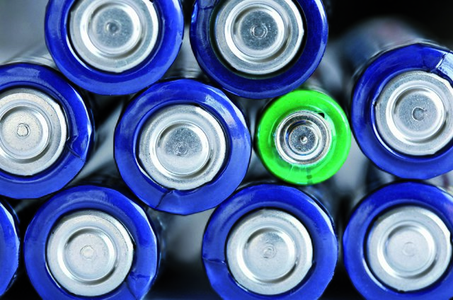 Schadstoffhaltige Abfälle - wie zum Beispiel Batterien - gehören nicht in die Restmülltonne, Biotonne oder in die Gelben Säcke. Foto: BirgitH / pixelio.de