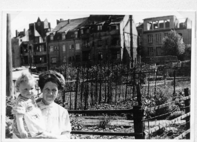 Die kleine Monika mit der Tante vor der Rückseite der Kopernikusstr. Links der Turm der Christuskirche ohne Dach