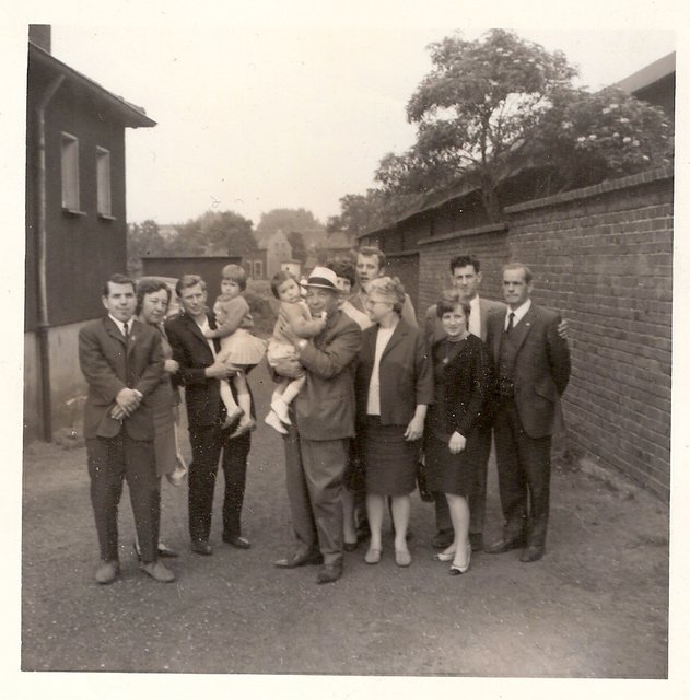 Ich beim Opa, meine Schwester beim Papa. Im Hintergrund die Meerbruchstrasse in Katernberg