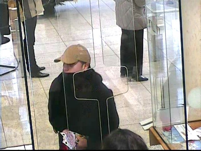 Mit diesem Bild fahndete die Polzei nach dem Mann, der die Hombrucher Sparkasse am 5. Dezember 2011 überfallen hat.