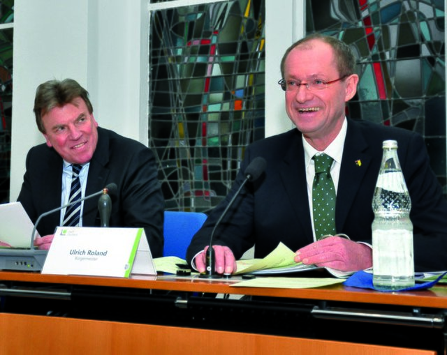 Zum Auftakt der Sondersitzung hatte Ulrich Roland, unser Foto zeigt ihn gemeinsam mit Bürgermeisterbüro-Leiter Helmut Wolz (links) noch gute Laune. Doch die nachfolgende zähe Diskussion und so mancher Redebeitrag diverser Ratsmitglieder zerrten deutlich am Nervenkostüm des Bürgermeisters.