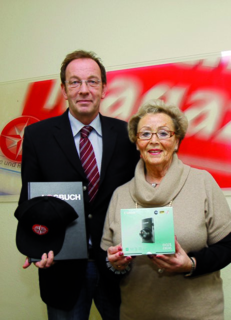 Bürgerreporterin Roswitha Dudek hat die Canon Ixus 230hs gewonnen. Jochen Hohaus, Leiter unserer Geschäftsstelle in Moers, überreichte den Preis.