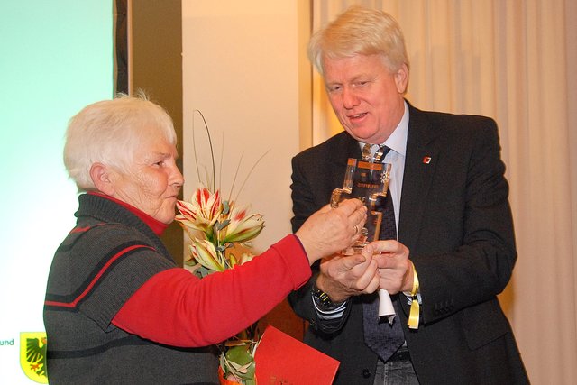 Barbara Heinz nahm den Ehrenpreis für besonderes Engagement für Intergation von Oberbürgermeister Ullrich Sierau im Empfang.