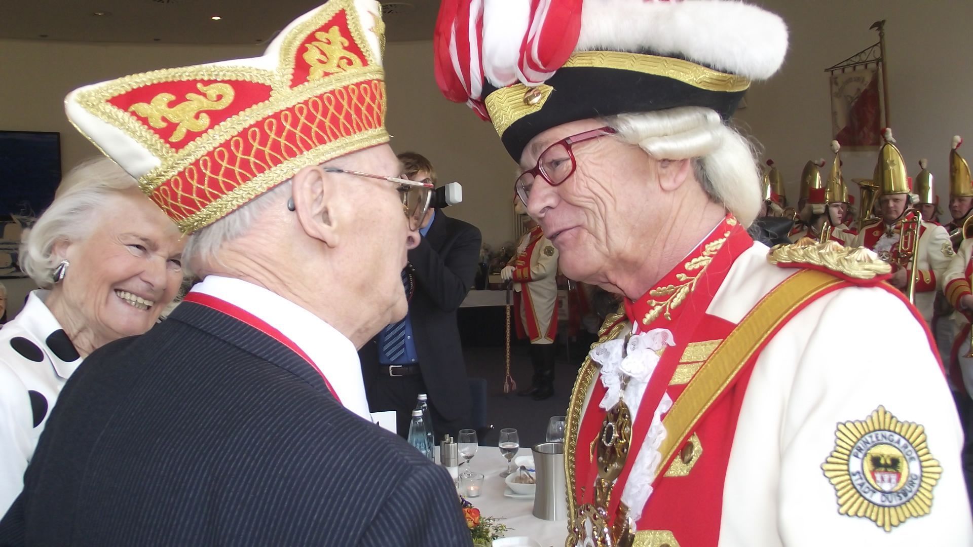 Erinnerung an einen Freund und Förderer der Prinzengarde - hier bei der Gratulation durch Präsident Eugen Hahn