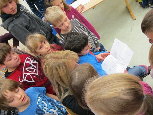 Stolz sind alle auf das, was Lehrerin Blau in Händen hält