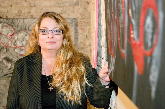 Die Bonner Künstlerin Ellen Kebsch, Mitglied in "Artist for freedom", stellte ihre Acrylbilder und Skulpturen "Systeme" vor. Foto: Ralf Nattermann