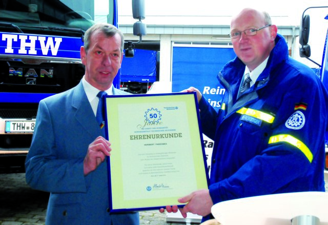 Klaus-Dieter Büttgen, stellvertretender THW-Landesbeauftragter, übergab die Ehrenurkunde an Heribert Parzonka.