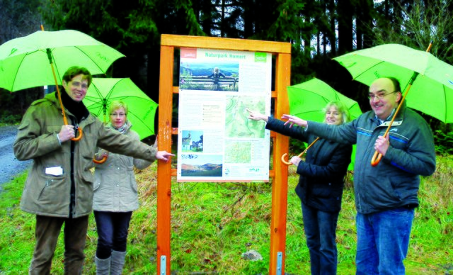 Stellten die neuen Wandertafeln - hier am Wanderparkplatz Schwalmke in Dörnholthausen - vor (v.l.): Jeroen Tepas, Barbara Geuecke, Petra Mengeringhausen und Christian Kreuter.