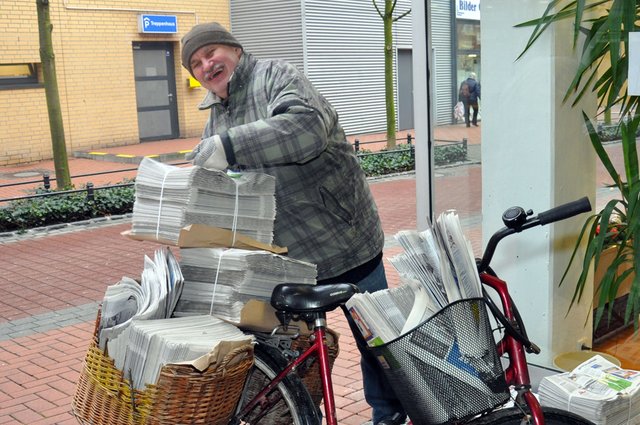 Gut gelaunt packt Laszlo Szenasi sein Fahrrad voll: 1.410 Zeitungen verteilt der Rentner mittwochs und samstags.