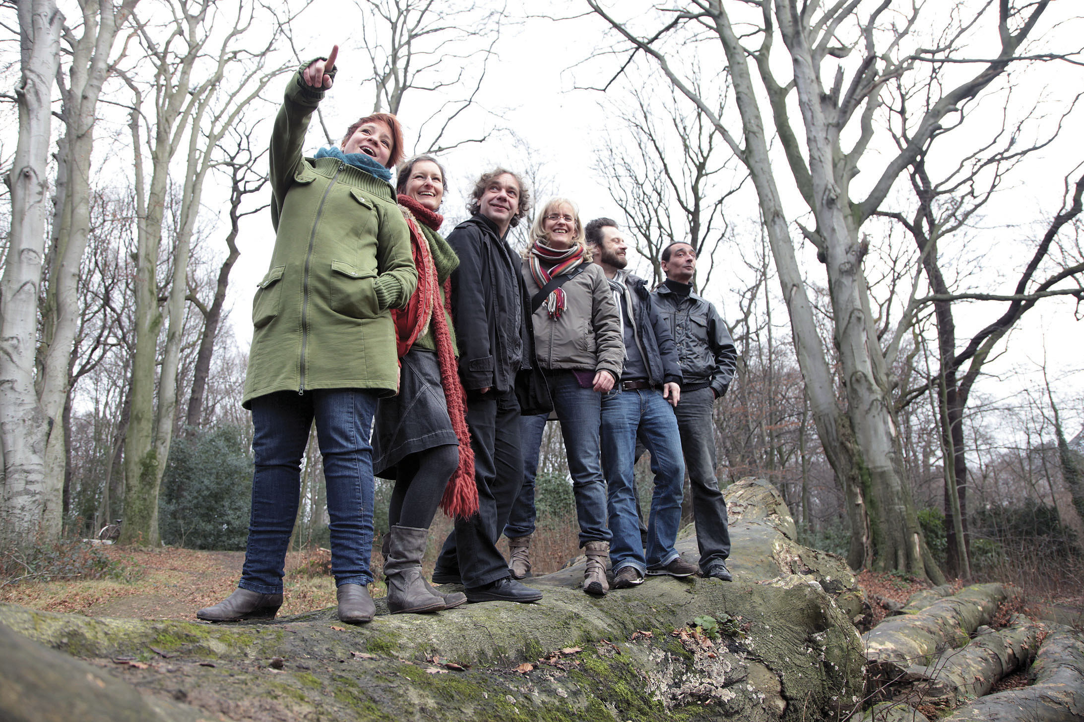 Alte Bäume und junge Kunstschaffende treffen sich im Rechener Park: Die Stadtverwalter (v.l.) Veronika Zoller, Miriam Peter, Peter Kaufung, Nicola Henning, Carsten Hensing, Giampiero Piria. Foto: Stadtverwalter