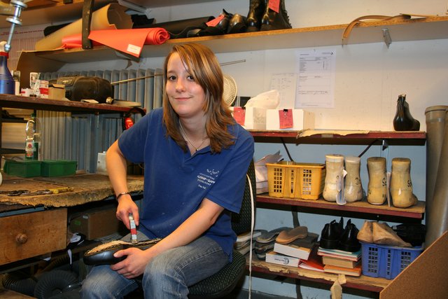 Angela Keil macht eine Ausbildung zur Orthopädieschuhtechnikerin.