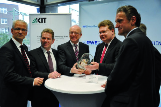 Technik, die begeistert: Joachim Knebel (KIT), Joachim Schneider, RWE-Vorstand Technik, Oberbürgermeister Reinhard Paß, RWE-Vorstandschef Arndt Neuhaus und Christof Barklage (Nexans-Geschäftungsführung) mit einem HTS-Prototypen.