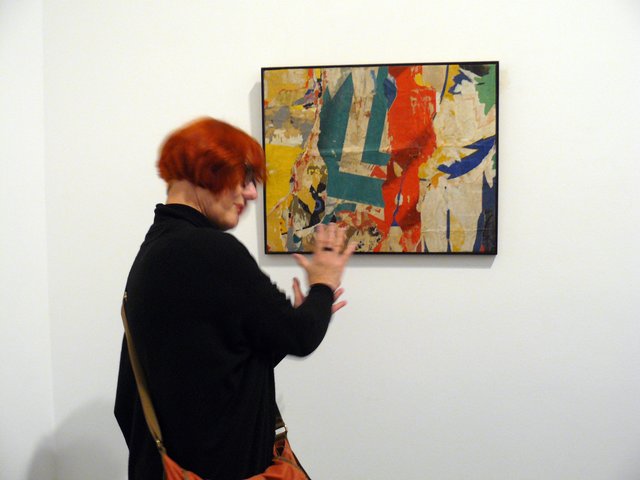 Die Künstlerin Elly Valk-Verheijen erklärt ein Bild im Museum MO. Foto: Backmann-Kaub