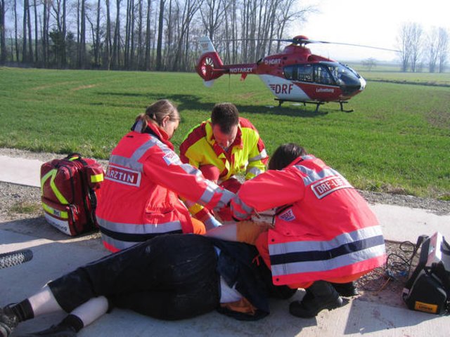 Medizinische Erstversorgung vor Ort und im Hubschrauber.