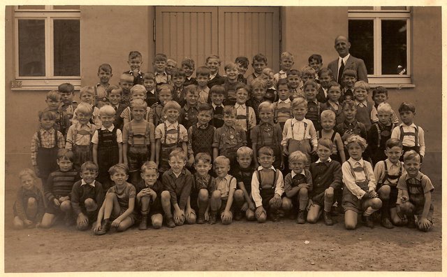 Heutige Schulklassen sind zu groß ?  Das ich nicht lache !  Hier: Einschulung 1950 ... es sind genau 63 (!) Schüler...und nur Jung's mit Klassenlehrer Demes.