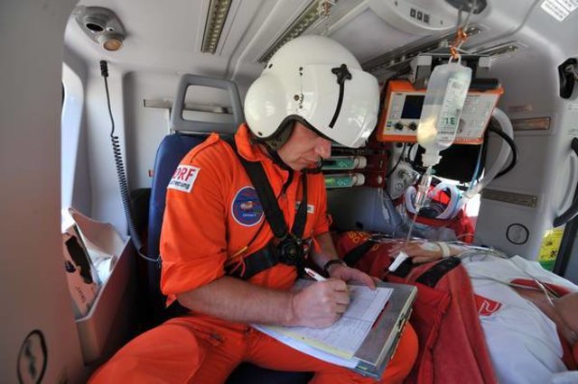 Ärztliche Versorgung an Bord mit modernen medizinischen Geräten.
