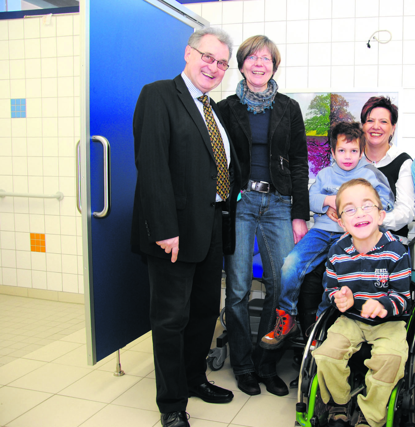 Freuen sich über den schönen neuen Förder-Pflege-Raum: (v.l.) Arnold Kraemer, Bezirksbürgermeister Bezirk VII, Bea Küpperfahrenberg, Schulleitein der Comenius-Schule, Fabian und Lukas (vorn) aus dem 2. Schuljahr und Angelika Rotterdam, Schulpflegschaftsvorsitzende.