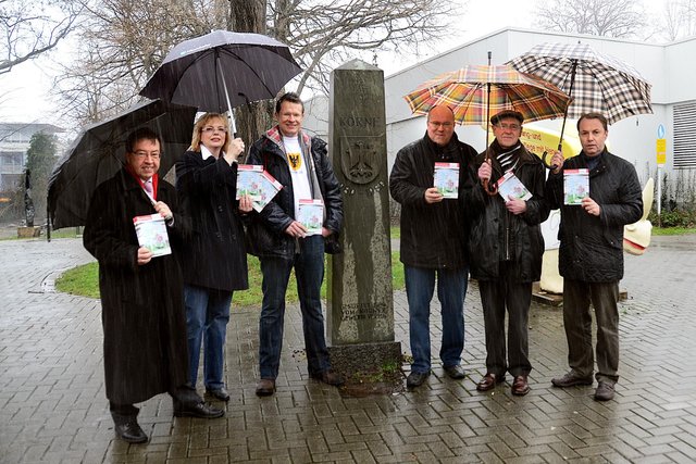 Am Körner Obelisken, Start und Ziel des im Heft beschriebenen Rundgangs, stellten die Verantwortlichen des Stadtbezirksmarketings die neue Broschüre vor (v.r.): Bezirksbürgermeister Udo Dammer, Autor Dr. Wilhelm Fricke, Stadtbezirksmarketing-Geschäftsführer Thomas Renzel, Redakteur Frank Groening sowie Bärbel Andreh und Heinz-Dieter Düdder von der Lenkungsrunde des Stadtbezirksmarketings Innenstadt-Ost.