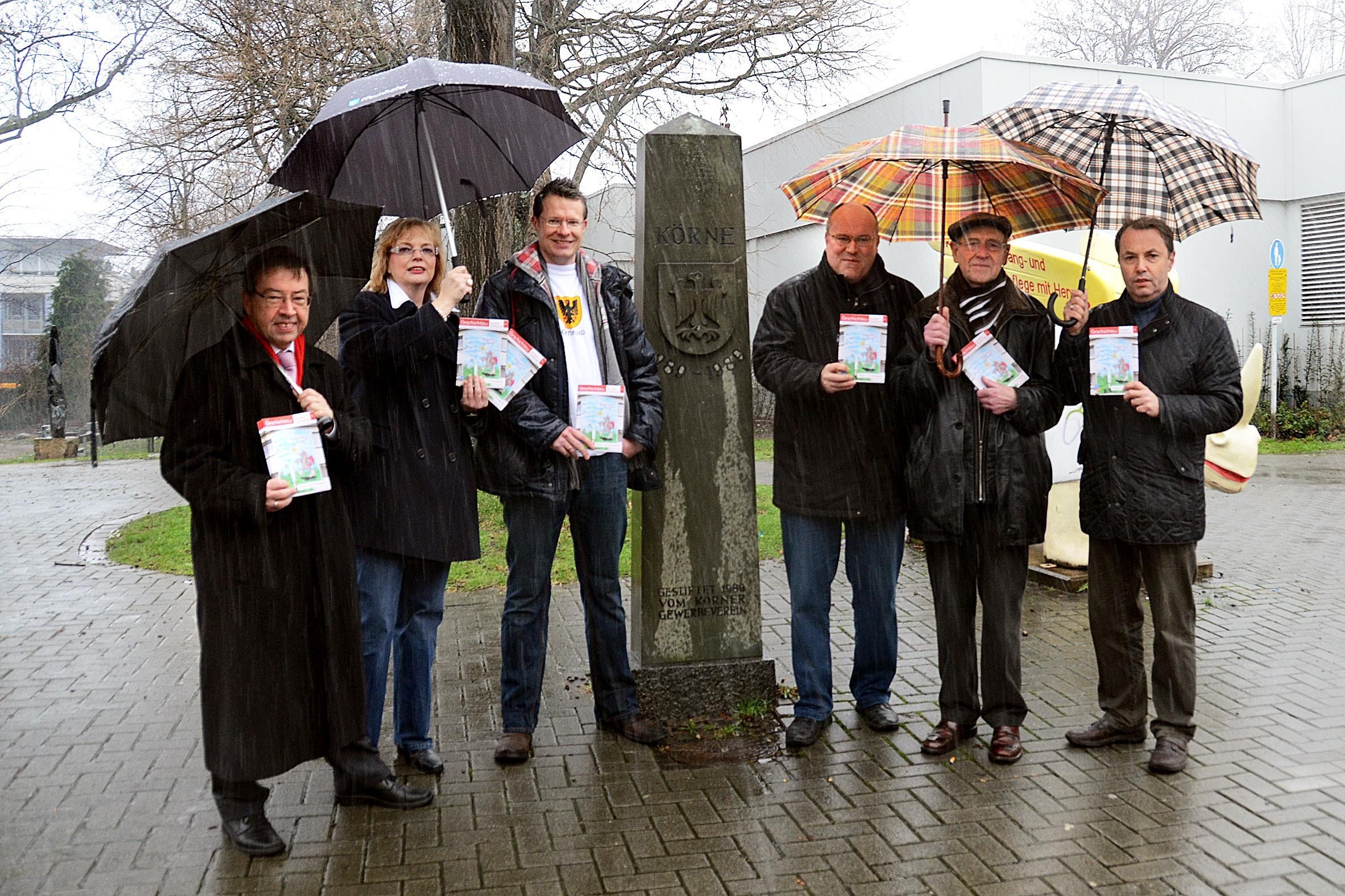 Am Körner Obelisken, Start und Ziel des im Heft beschriebenen Rundgangs, stellten die Verantwortlichen des Stadtbezirksmarketings die neue Broschüre vor (v.r.): Bezirksbürgermeister Udo Dammer, Autor Dr. Wilhelm Fricke, Stadtbezirksmarketing-Geschäftsführer Thomas Renzel, Redakteur Frank Groening sowie Bärbel Andreh und Heinz-Dieter Düdder von der Lenkungsrunde des Stadtbezirksmarketings Innenstadt-Ost.