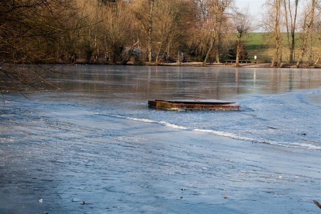 Der Abtskücher Teich ist fast komplett zugefroren Heiligenhaus