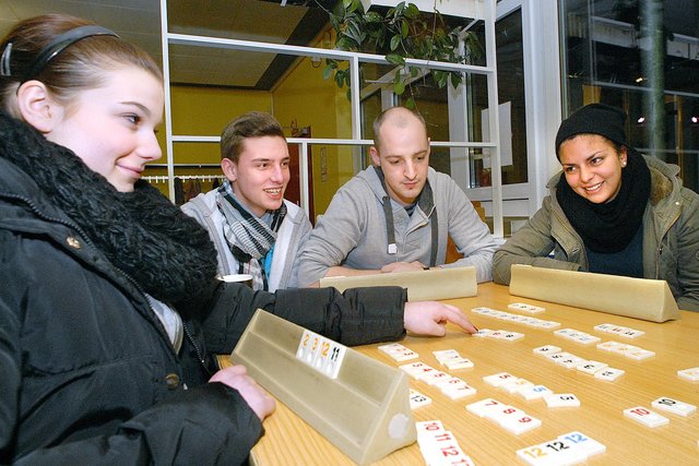 Rummikub spielen die jugendlichen Besucher der JFS Wickede gerne. Foto: Schmitz