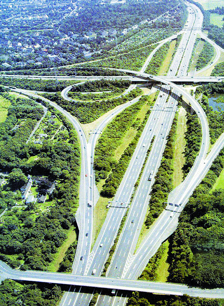 Nein, obiges Foto zeigt nicht eine Detailplanung für das Autobahnkreuz Wittringen, sondern - allen eventuellen Ähnlichkeiten zum Trotz - das Autobahnkreuz Köln-Ost. Neue Dimensionen erreicht hat auf jeden Fall der Streit zwischen der Gladbecker LINKEN und der Stadt um die Pläne um den Ausbau der B 224 zur Autobahn A 52. Dieses Mal geht es wieder einmal um ein (angeblich) durch die Stadt „unterdrücktes“ Verkehrsgutachten. Foto: Straßen.NRW