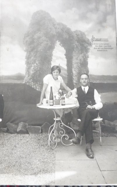 "Ich kam von Fern gezogen zum Rhein - zum Rhein. Beim Wirt zum Rolandsbogen da kehrt ich ein" Foto: Meine Eltern am Rolandsbogen ca. 1930